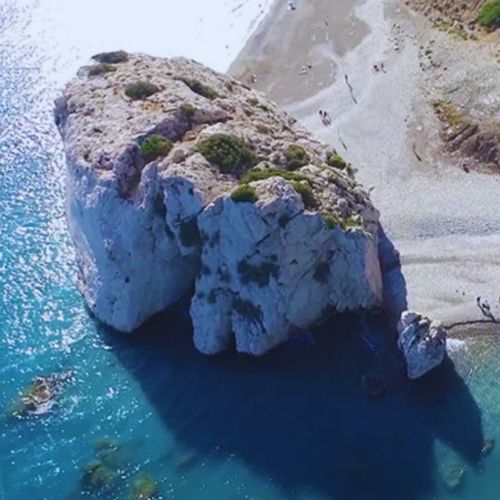 Скала Афродиты — море и галька на рассвете